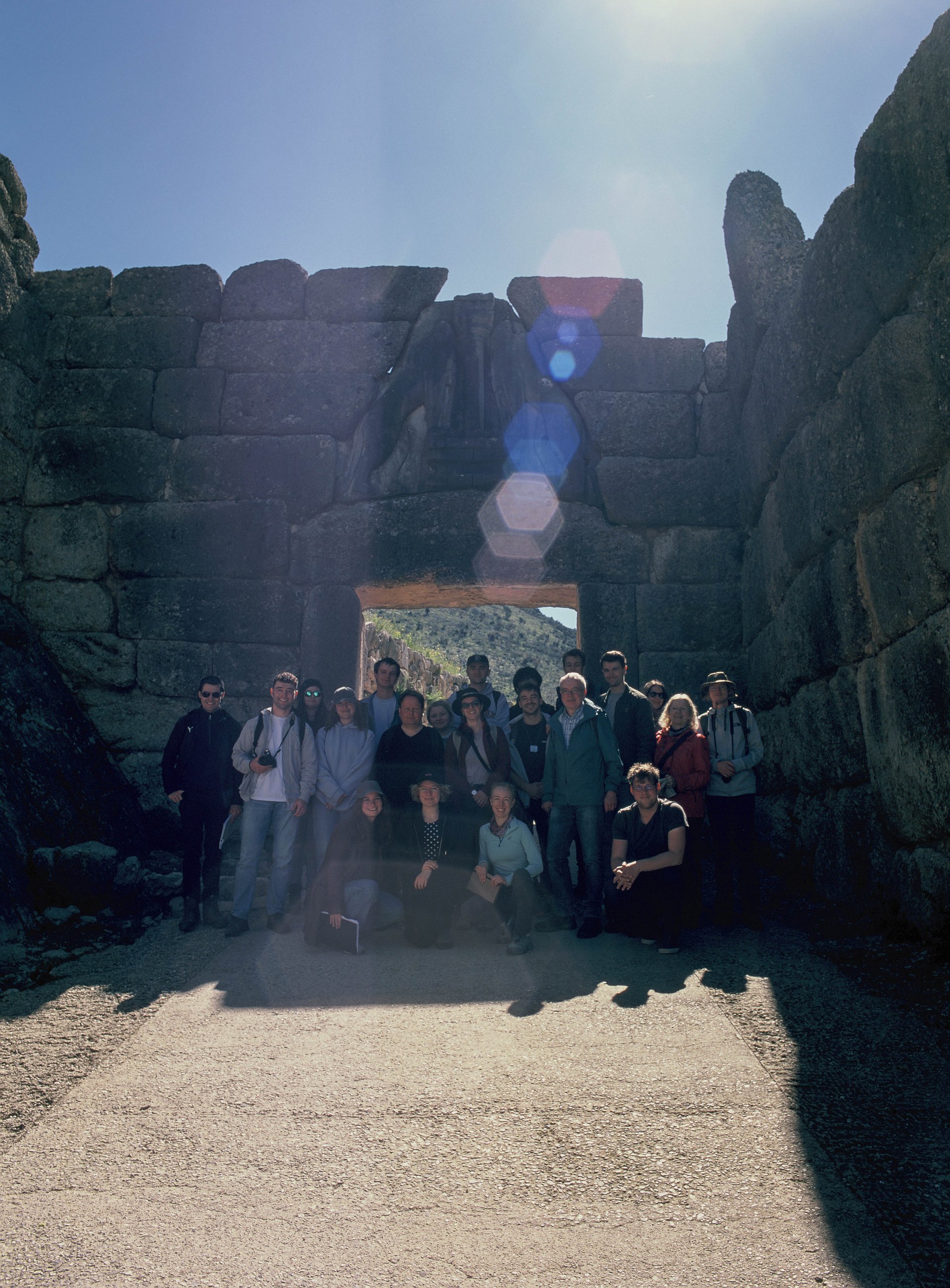 Die Exkursionstruppe vor dem Löwentor Mykenes